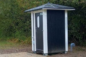 Banetoilet med udendørs vandhane finder du mellem green på hul 12 og teested på hul 15. Det er lukket om vinteren."